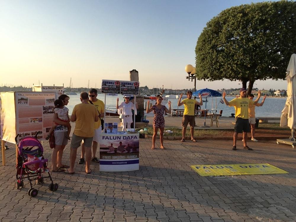 Prolaznici – turisti u Umagu se informiraju o Falun Dafa praksi i o progonu u Kini