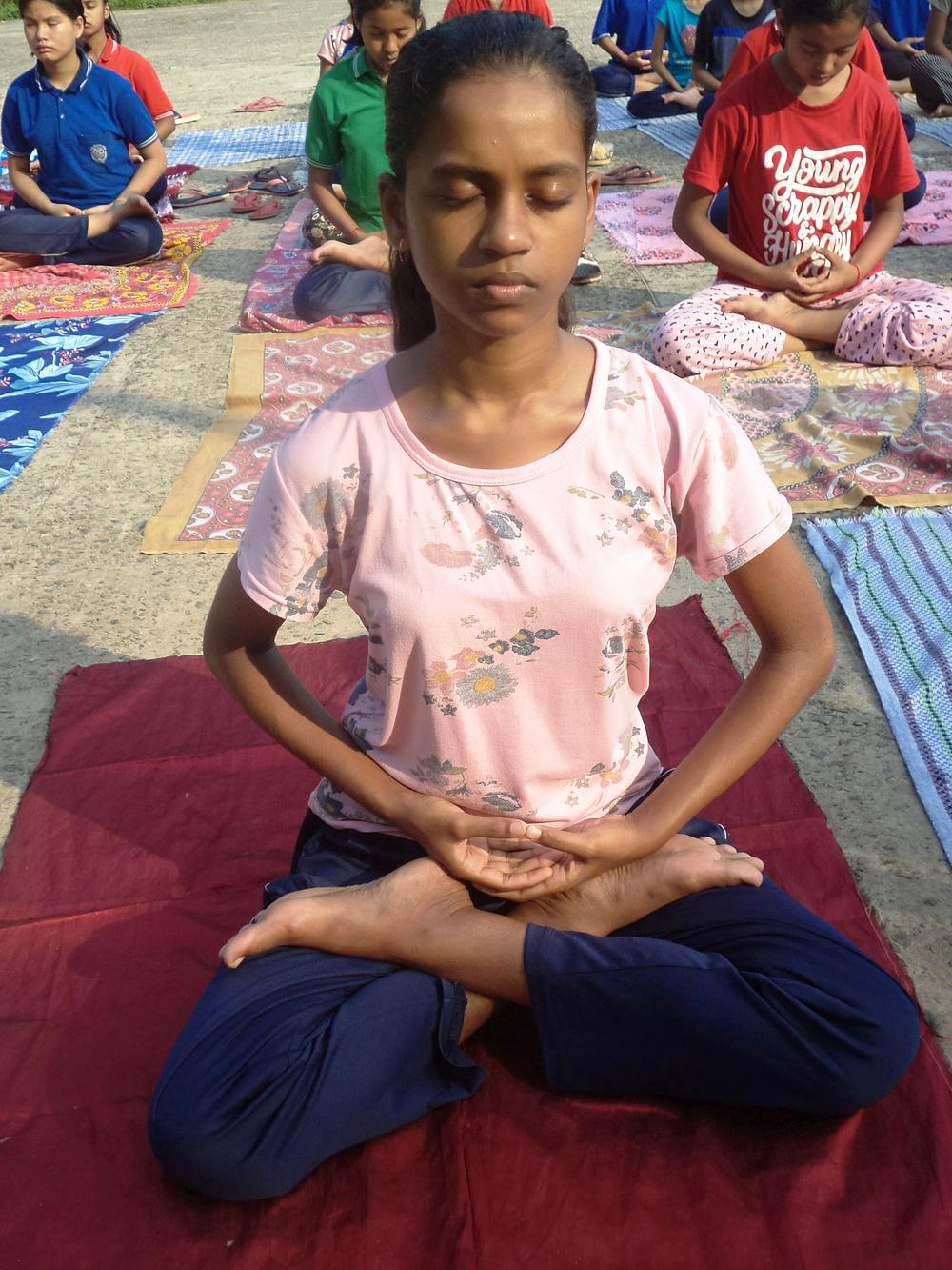 Učenici, učitelji i roditelji u udaljenoj sjeveroistočnoj državi Tripura uče Falun Dafa vježbe. 