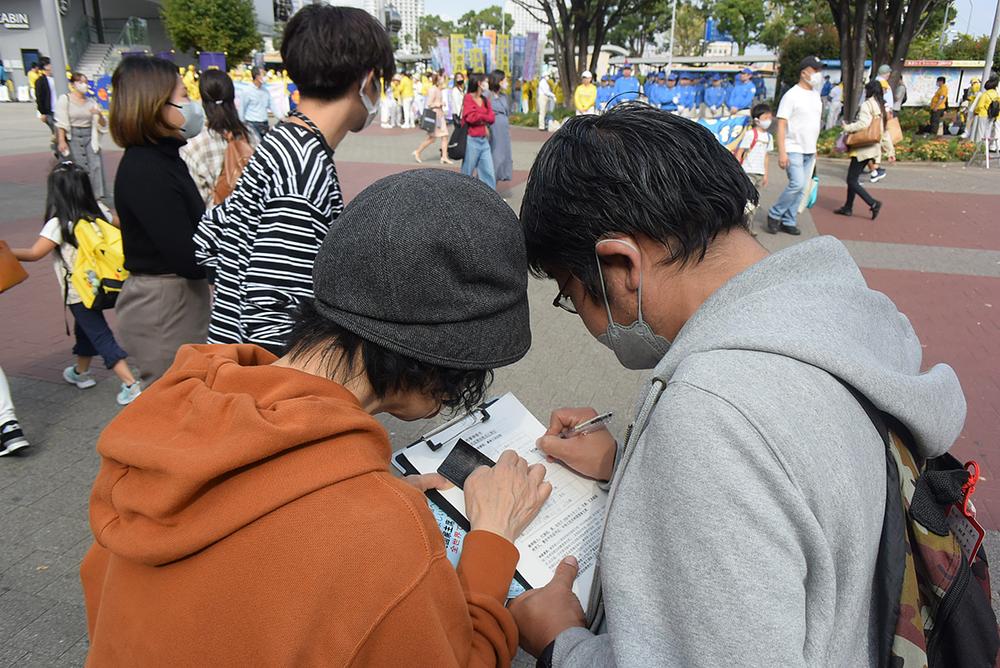 Gosp. Kosugi (desno) je potpisao peticiju.