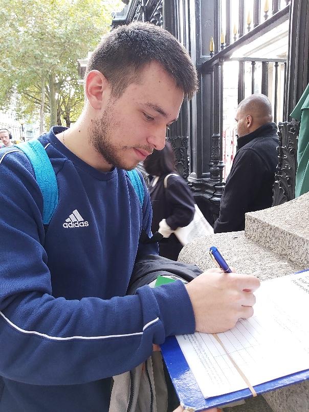  Dascralu Daofam iz Rumunije je potpisao peticiju.