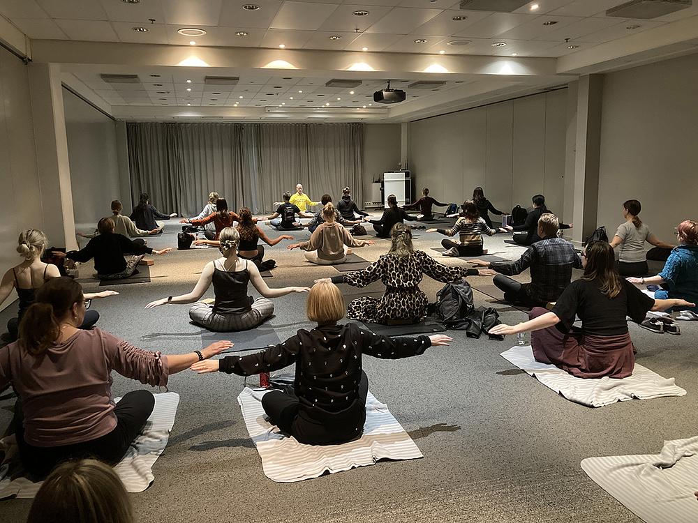 Posjetitelji uče Falun Dafa meditaciju 