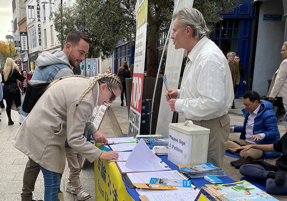 Potpisivanje peticije kojom se poziva na prekid progona na aktivnostima Falun Dafa praktikanata u Dublinu 22. oktobra 2022. 
