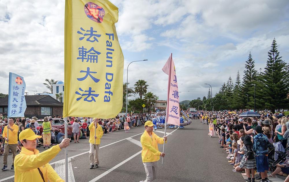 Falun Dafa praktikanti su učestvovali u božićnim paradama u Whangāreiu i Orewi održanim 26. novembra 2022. godine. 