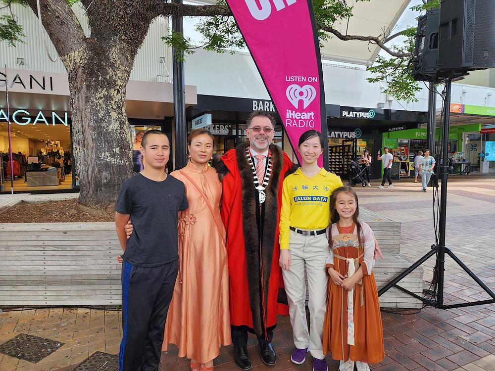  Vince Cocurullo (u sredini), gradonačelnik Whangāreija, se fotografisao na grupnoj slici sa Falun Dafa praktikantima.