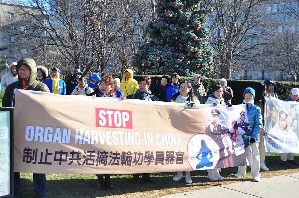  Falun Gong praktikanti i simpatizeri održali skup ispred Zakonodavne zgrade u Ontariju, 8. decembra 2022. 