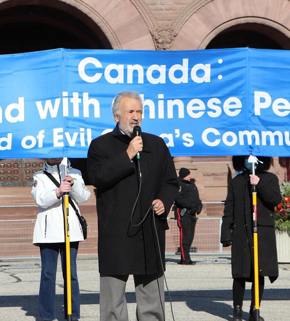 Penzionisani senator Consiglio Di Nino, dugogodišnji simpatizer Falun Gonga
 