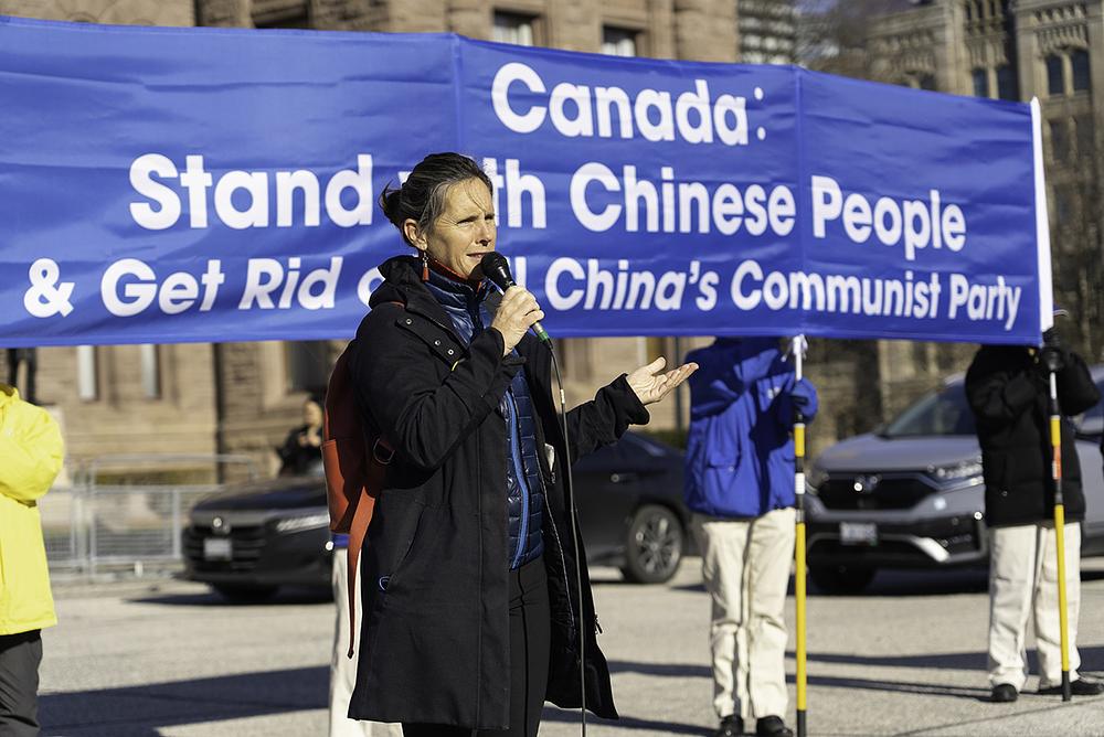 Kandidatkinja za gradonačelnicu Toronta, Sarah Climenhaga se obraća skupu.
 