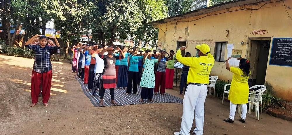  Učenice iz jednog plemena koje žive u vladinom hostela su, 25. novembra 2022. godine, naučile drugi set Falun Dafa vježbi 
