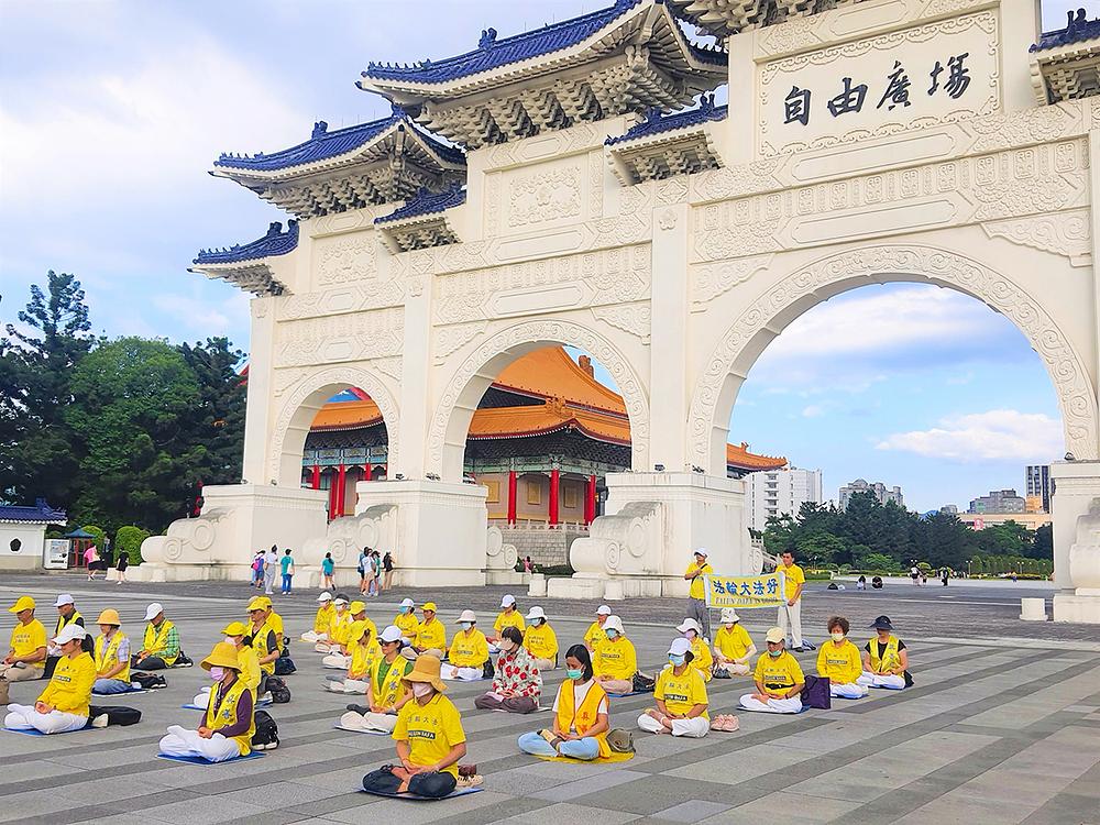 Praktikanti demonstriraju vježbe tokom cjelodnevne manifestacije na Trgu slobode u Tajpeju, Tajvan, 13. avgusta 2022. godine