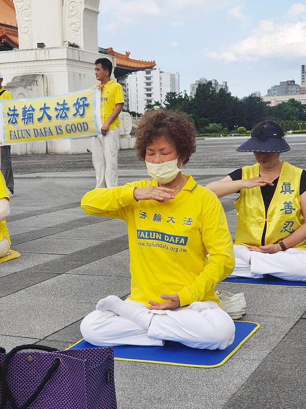 Gospođa Ni Zheng (u prvom planu) je kazala da je ozdravila nakon prakticiranja Falun Dafa.