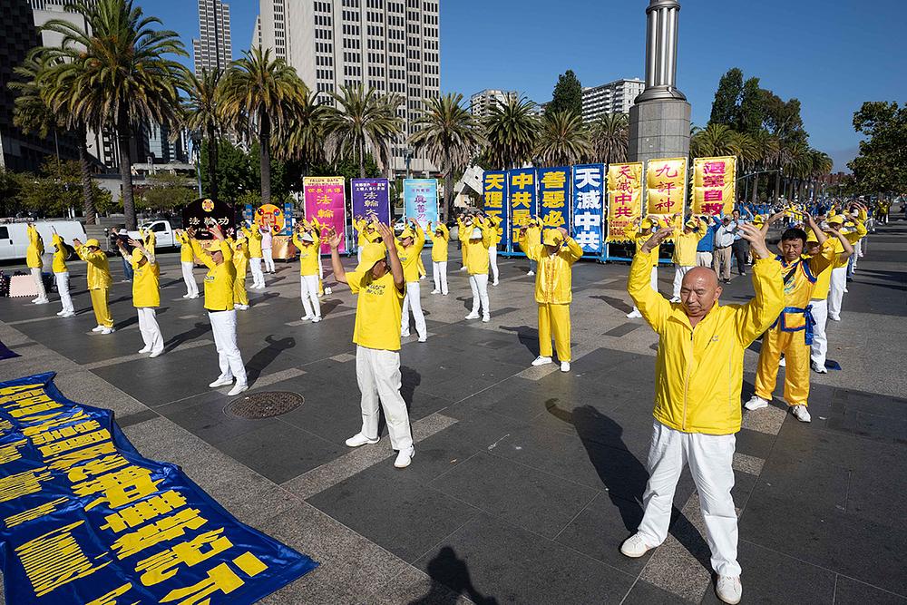 Praktikanti su radili Falun Dafa vježbe ispred Ferry Buildinga prije parade.