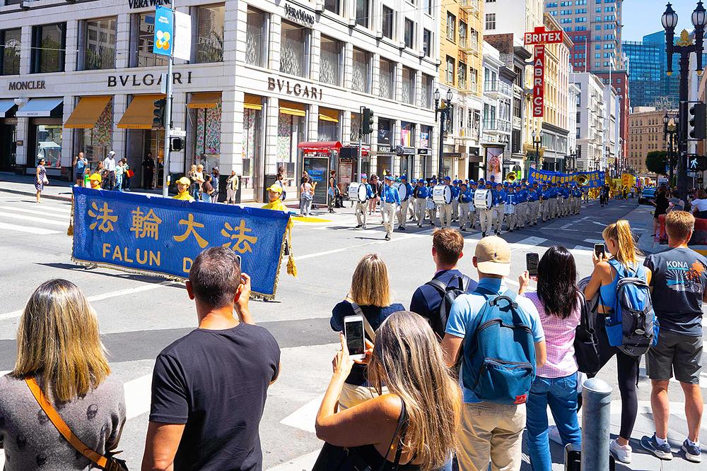Centar za napuštanje KPK u Sjevernoj Kaliforniji održao je veliku paradu u San Franciscu kako bi podržao 400 milijuna kineskih građana koji su napustili KPK i njene pridružene organizacije.