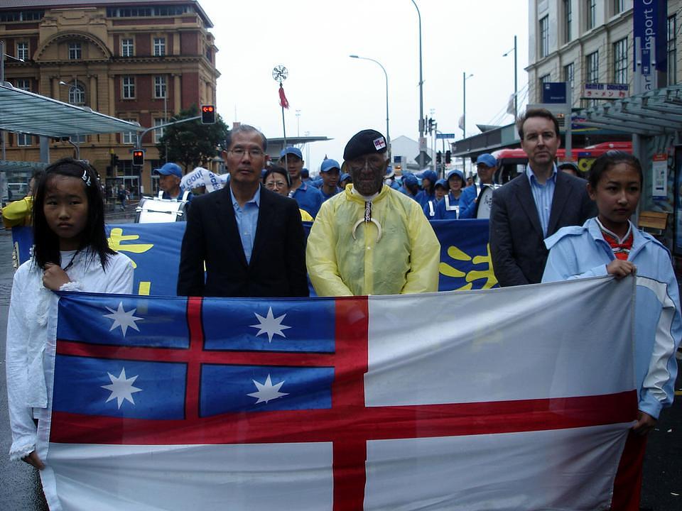 Poglavica Amato na Falun Gong mimohodu u Aucklandu, 2009. g. 