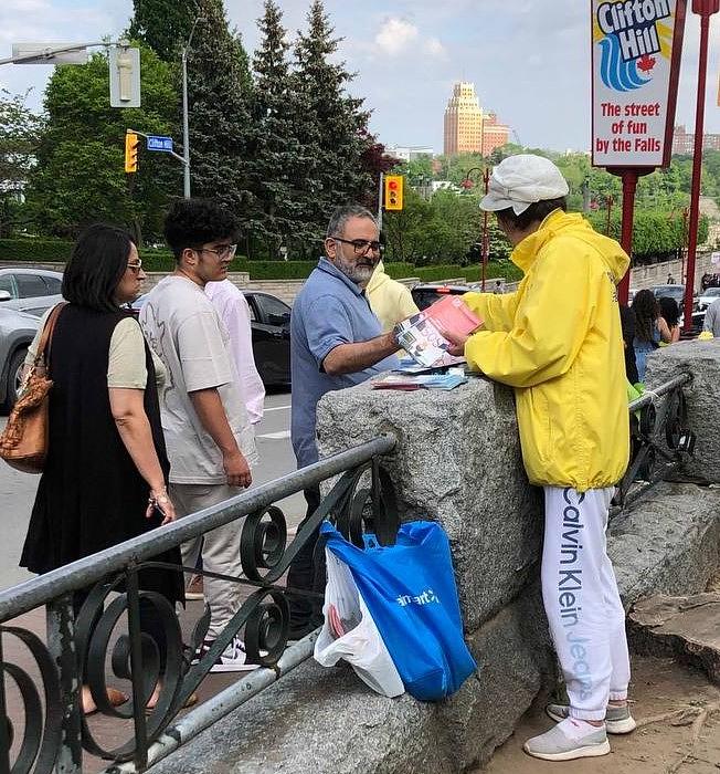 Turisti se upoznavaju s Falun Dafa na slapovima Niagare. 