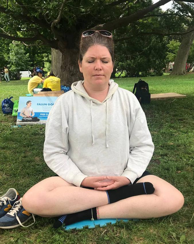  Jennifer, koja radi za turističku zajednicu slapova Niagare, uči sjedeću meditaciju.