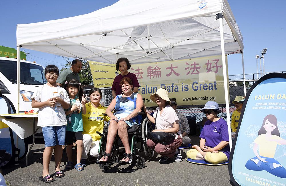 Christine Tartaglione (prvi red, četvrta slijeva), senatorica države Pennsylvania, došla je do štanda Falun Dafa praktikanata 18. kolovoza u Rekreacijskom centru Lawncrest i zahvalila im na podršci zajednici. 