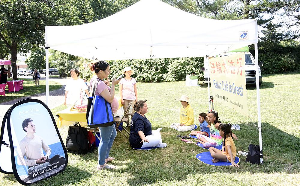 I djeca i odrasli zainteresirani su za učenje Falun Dafa. 