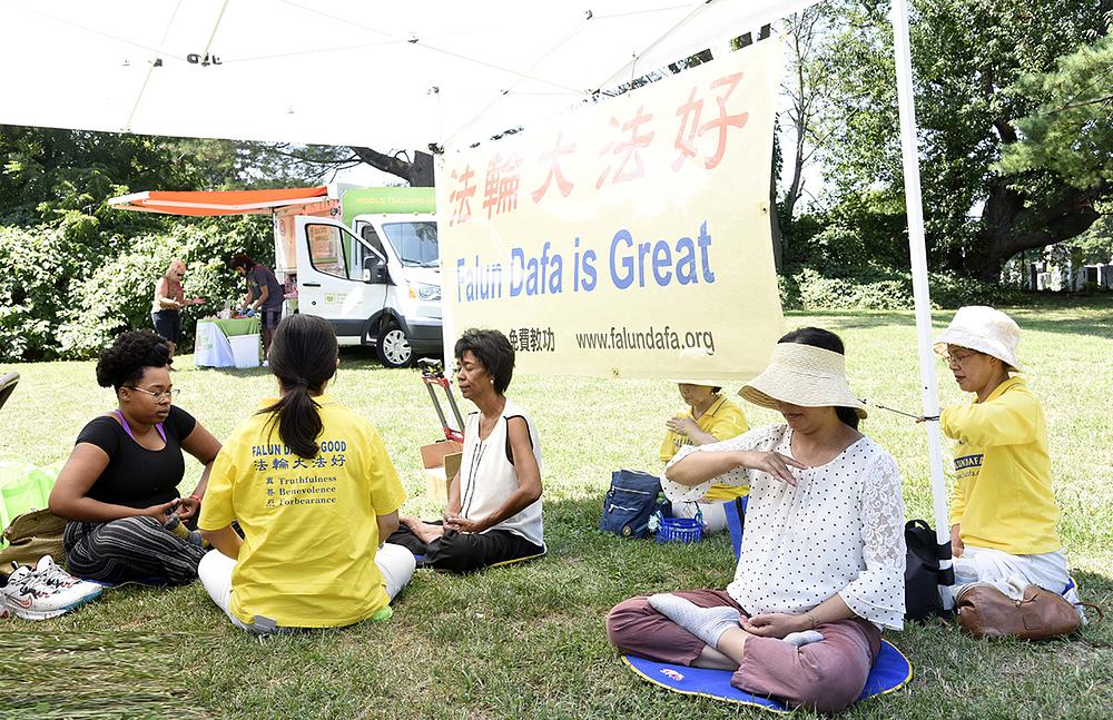 Wanda Lowe (treća slijeva) i Elizabeth (prva slijeva) uče Falun Dafa sjedeću meditaciju. 