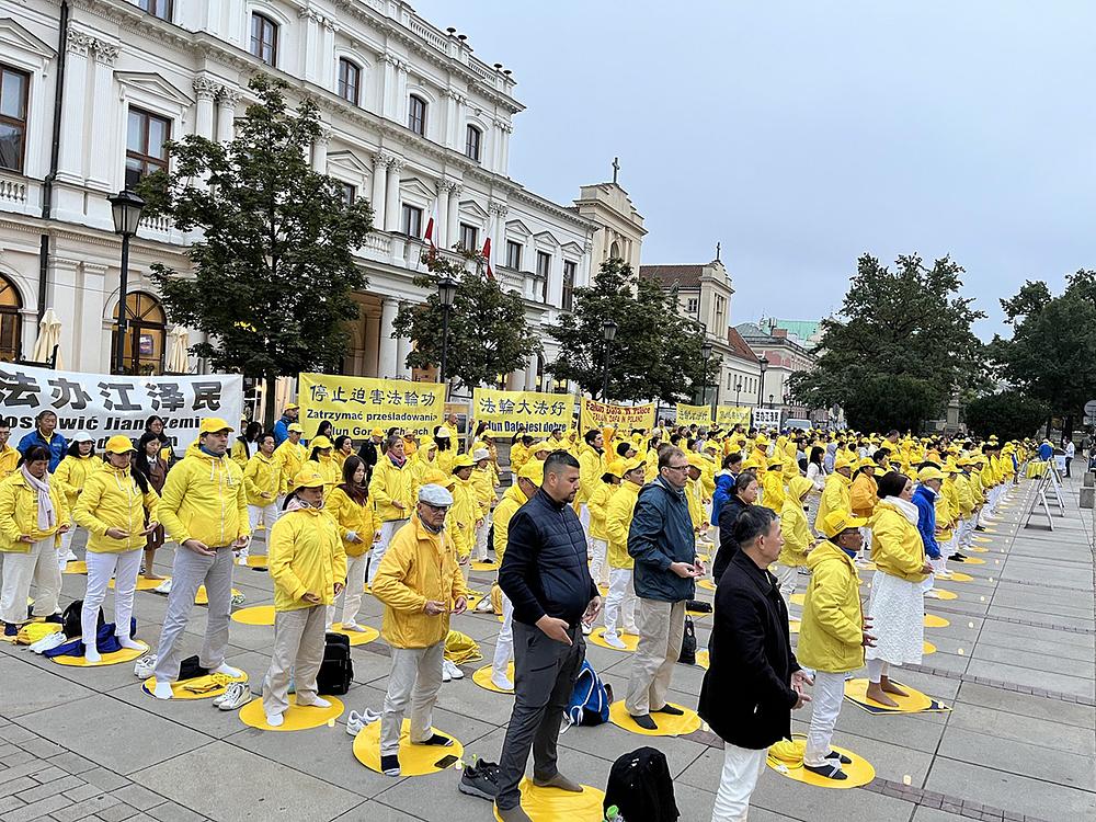  Kao deo bdenja uz sveće, praktikanti demonstriraju vežbe Falun Dafe kako bi pomogli u širenju svesti o progonu u Kini.