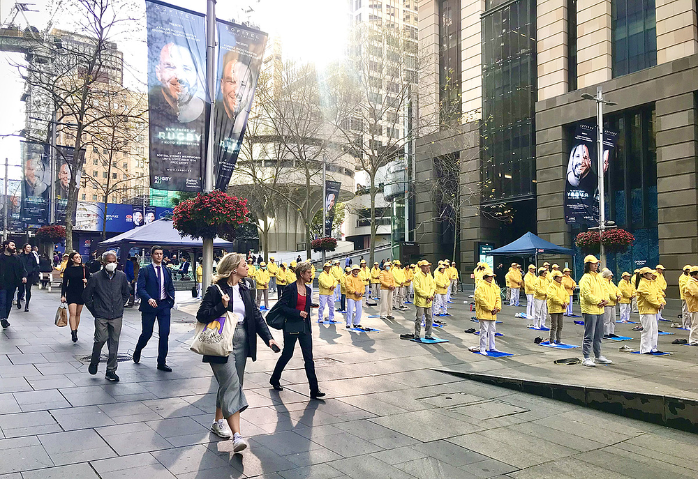  Falun Dafa praktikanti izvode vježbe prije skupa.