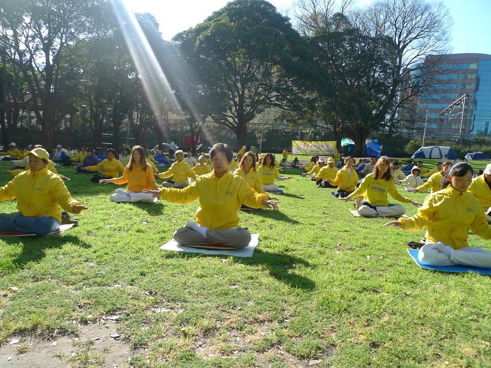 Praktikanti Falun Gonga izvode vježbe u Belmore parku 5. septembra 