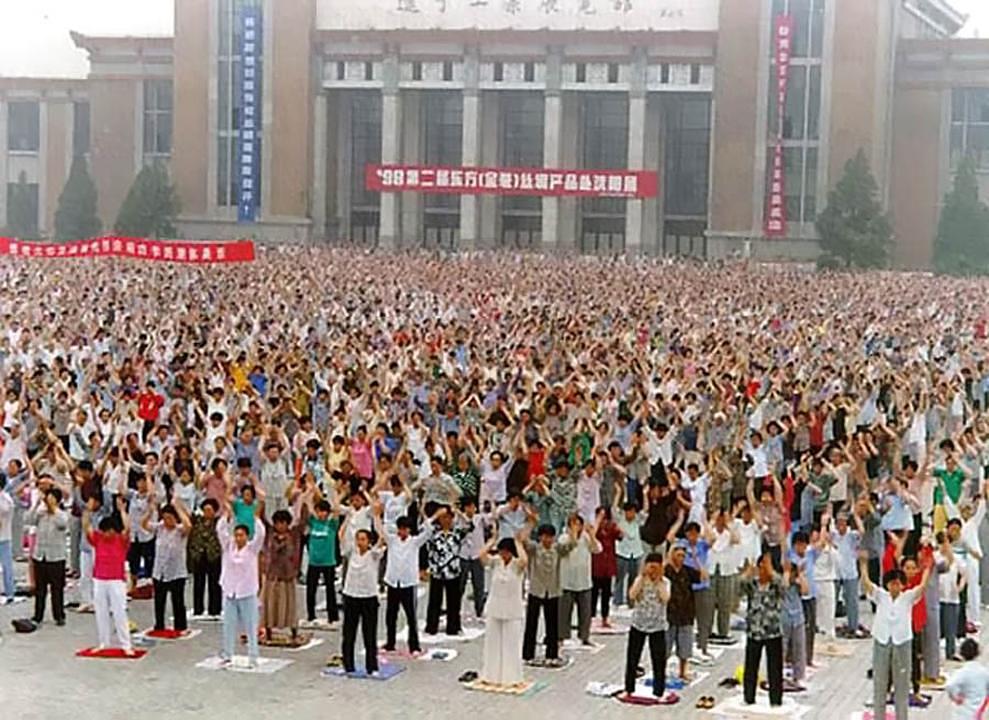 Velika grupa praktikanata izvodi Falun Gong vježbe u gradu Shenyang u Sjeveroistočnoj Kini u maju 1998. godine, prije početka progona.