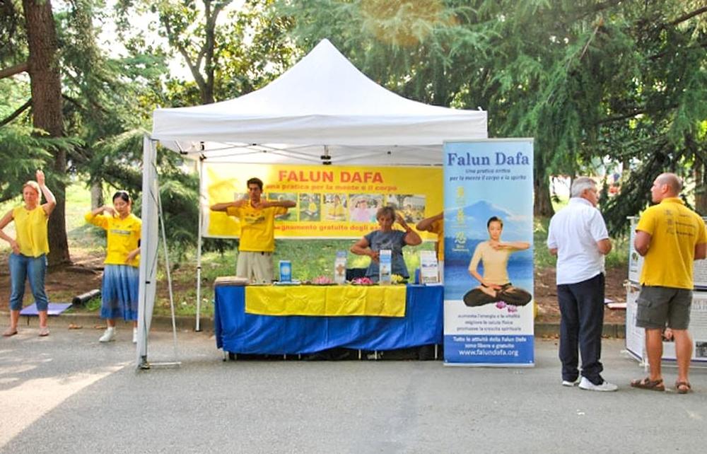 Falun Gong praktikanti demonstriraju vježbe na Talijanskim sportskim igrama 6. rujna.