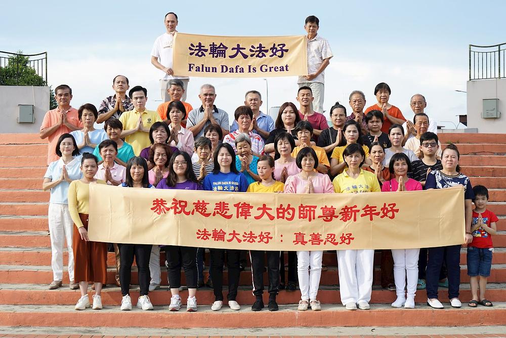 Falun Dafa praktikanti iz Malezije žele Učitelju Liju sretnu Novu godinu.