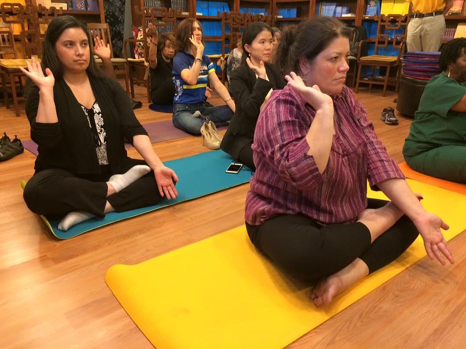 Polaznici radionice uče Falun Dafa vježbe u Tianti knjižari na Manhattanu 