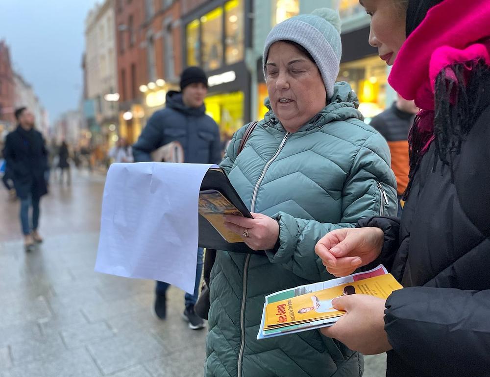  Falun Dafa praktikanti su održali informativne aktivnosti u Dublinu, krajem siječnja 2023.  