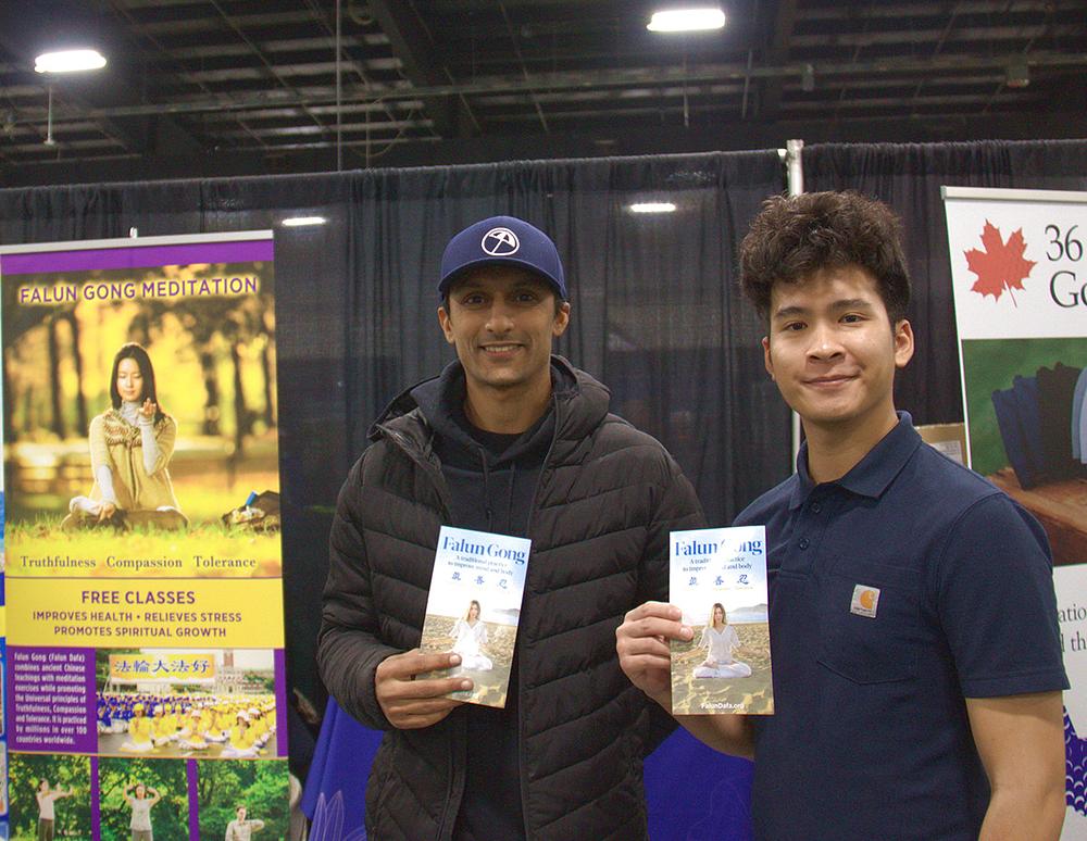 Shyamal (lijevo) podržava načela Falun Dafa, koja uče ljude da budu dobri i ljubazni. 