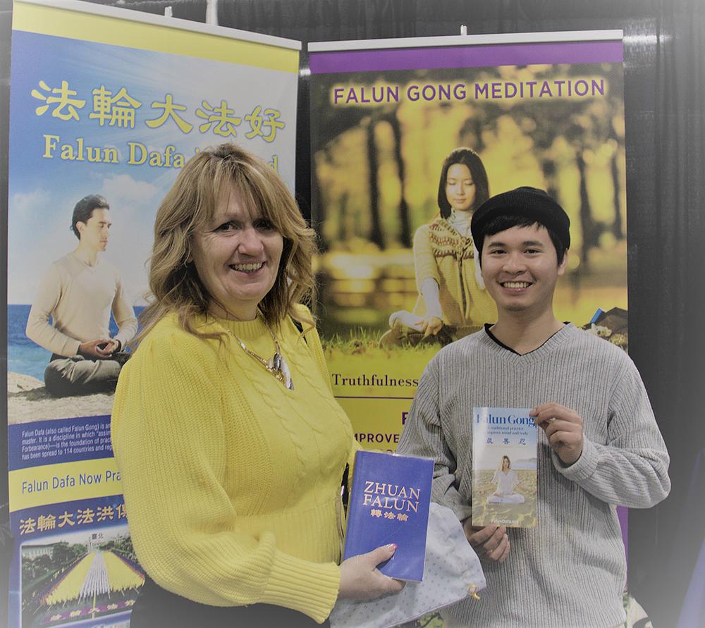 Angela (lijevo) je kupila englesku verziju Zhuan Faluna na štandu. 