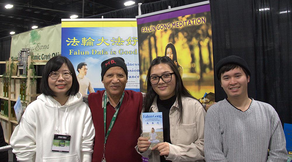  Prakash (drugi slijeva) je rekao da ga je izvođenje Falun Dafa vježbi smirilo.