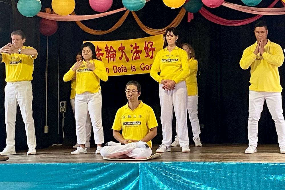 Praktikanti su na pozornici demonstrirali Falun Dafa vježbe.