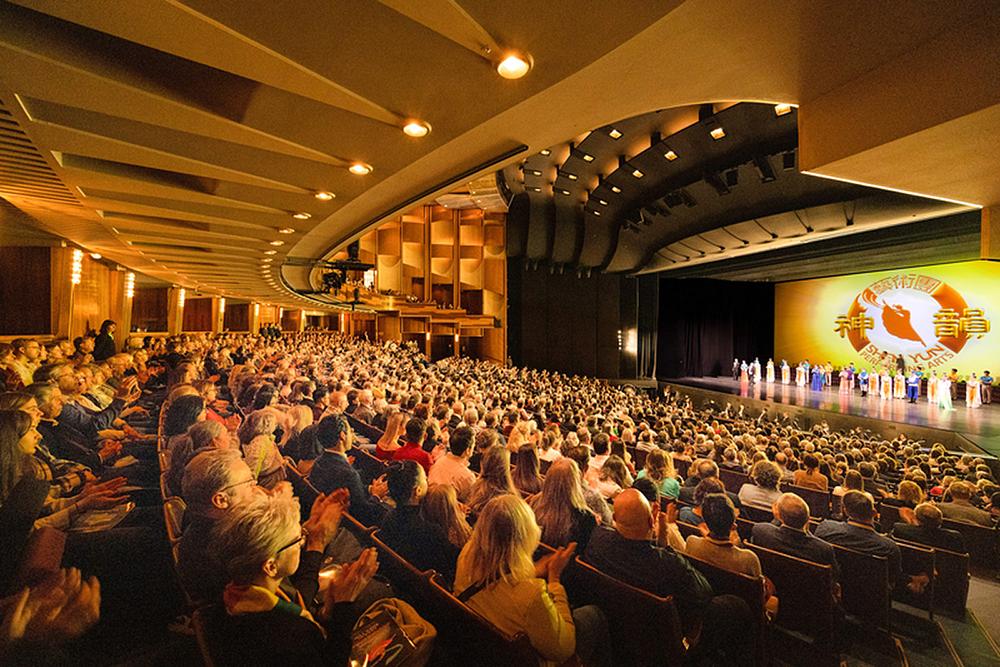  Shen Yun New York Company u Großes Festspielhaus u Salzburgu, Austrija, 12. februara. Trupa je izvela tri nastupa u Salzburgu 11. i 12. februara. Ulaznice su bile rasprodate tri sedmice prije nastupa. (The Epoch Times)
