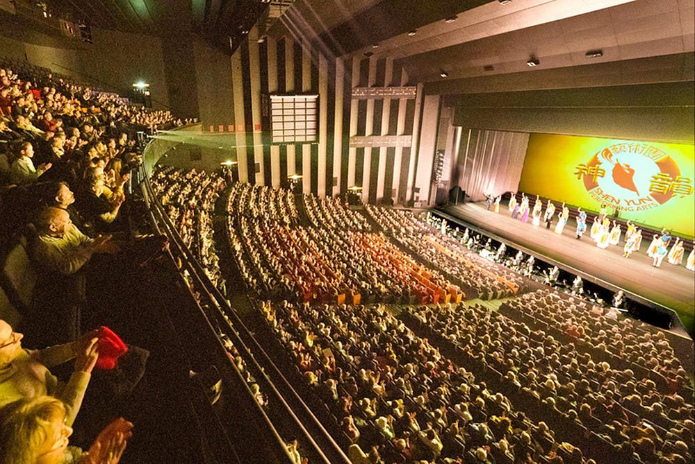   Shen Yun Global Company u Palais des Congrès de Tours u Toursu, Francuska, popodne 12. februara. Trupa je izvela tri nastupa u Toursu 11. i 12. februara, sva tri  pred prepunim dvoranama. (The Epoch Times)
