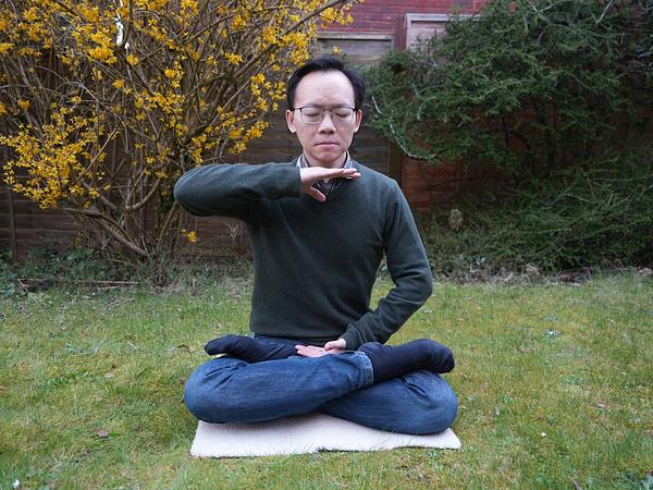  Dr. Vu izvodi sedeću meditaciju Falun Gonga