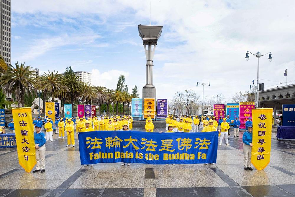 Praktikanti su održali aktivnosti za proslavu Svjetskog dana Falun Dafa ispred zgrade trajektnog terminala.