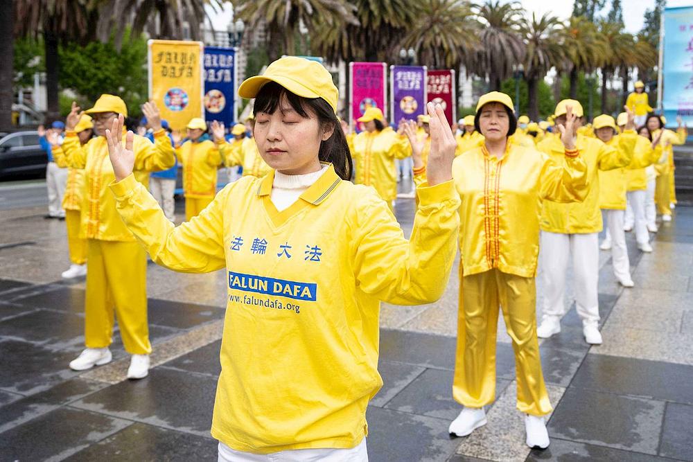 Praktikanti rade Falun Dafa vježbe.
