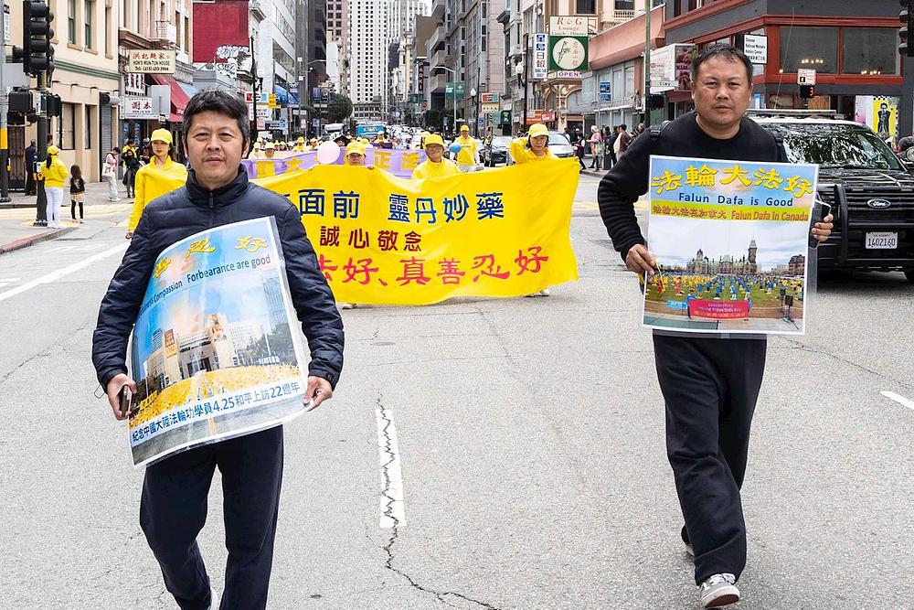 G. Gao i g. Hao, koji su pobjegli od autokratske vladavine Komunističke partije Kine (KPK), držali su transparente s porukom "Falun Dafa je dobar" i "Istinitost-Dobrodušnost-Tolerancija su dobre" u povorci.