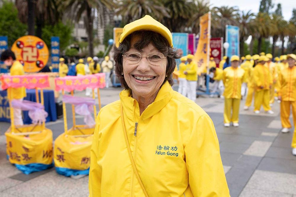 Linda Campbell, koja ove godine ima 76 godina, rekla je da ju je prakticiranje Falun Dafe učinilo sretnijom osobom.