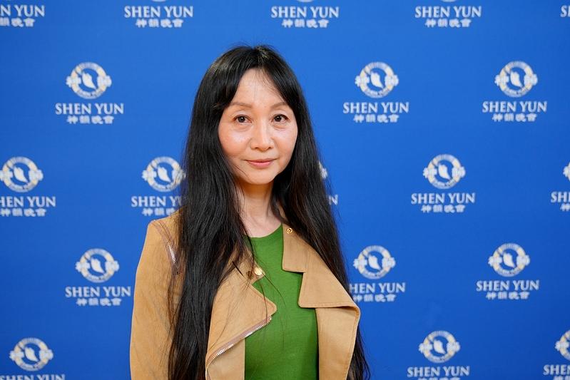  Gospođa Jiang, bivša studentica Pekinške plesne akademije, na predstavi Shen Yun u New Yorku 13. travnja (NTD televizija)