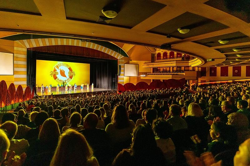 Shen Yun Touring Company je nastupila pred punom dvoranom u Miller High Life Theatreu u Milwaukeeju, Wisconsin, popodne 18. februara. Trupa je izvela četiri predstave u Milwaukeeju od 17. do 19. februara. (The Epoch Times)