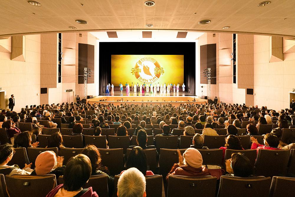 Poziv izvođačima kompanije Shen Yun World Company da izađu pred pozorišnu zavjesu u Miaobei Art Centru u Miaoliju, Taiwan, 24. februara. Trupa je izvela četiri rasprodata nastupa u Miaoliju od 24. do 26. februara. (The Epoch Times)