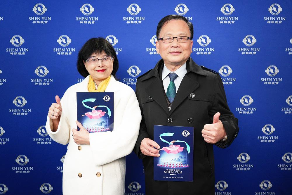 Dr. Hsieh Chi-Wen (Heart Man), 2022-23 guverner distrikta 3501 Rotary Internationala i predsjednik Hweymin United Clinic Center, i njegova supruga na nastupu Shen Yun u Miaoliju 25. februara (The Epoch Times)