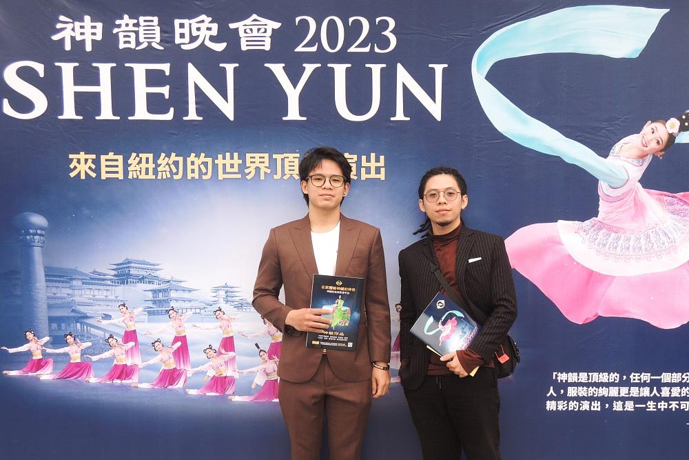 Vijetnamski dizajner nakita LONG (desno) i njegov brat na nastupu Shen Yuna u Miaoliju 24. februara (The Epoch Times)