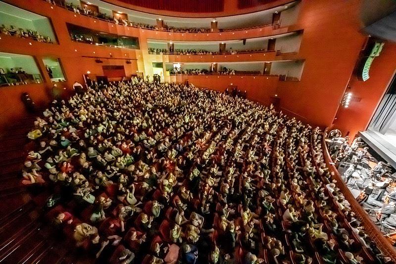  Shen Yun New York Company u Grand Theatre de Provence u Aix-En-Provenceu, Francuska, 26. veljače. Trupa je predstavila osam predstava u Aix-En-Provenceu od 24. veljače do 1. ožujka, sve pred punim dvoranama. Ulaznice su bile rasprodane sredinom prosinca prošle godine i neka su mjesta s ometanim pogledom morala biti otvorena kako bi se zadovoljila potražnja. (The Epoch Times)