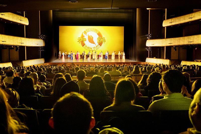  Shen Yun International Company u AT&T Performing Arts Center – Winspear Opera House u Dallasu, Texas, navečer 25. veljače. Trupa je predstavila pet izvedbi u Dallasu od 24. do 26. veljače, nakon što je u siječnju izvela sedam izvedbi. Večernja izvedba 26. veljače dodana je tri tjedna unaprijed kako bi se zadovoljila potražnja. Sve izvedbe u Dallasu bile su ili u rasprodanim ili prepunim dvoranama. (NTD televizija)
