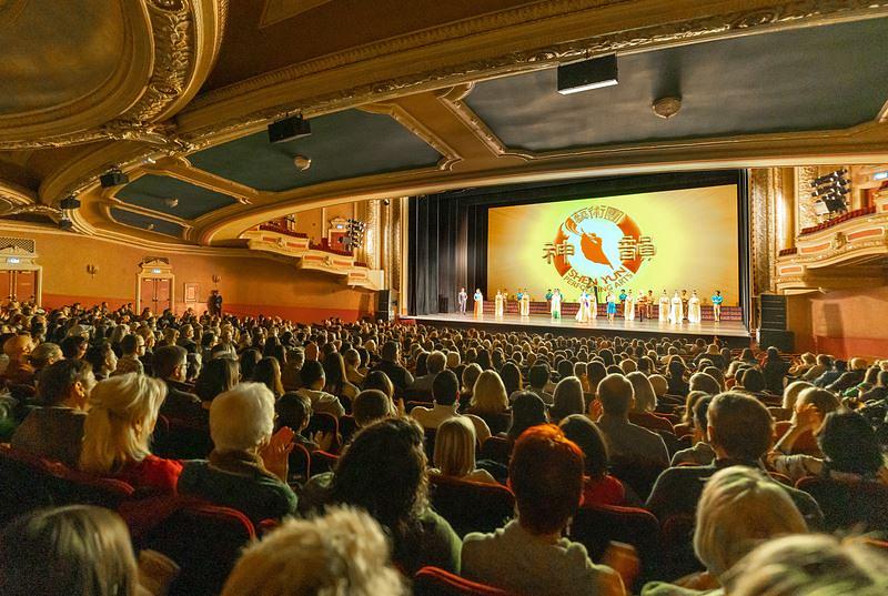 Shen Yun Touring Company u kazalištu Orpheum u Minneapolisu, Minnesota, 26. veljače. Trupa je predstavila četiri izvedbe u Minneapolisu od 24. do 26. veljače, sve pred prepunim dvoranama. (NTD televizija) 