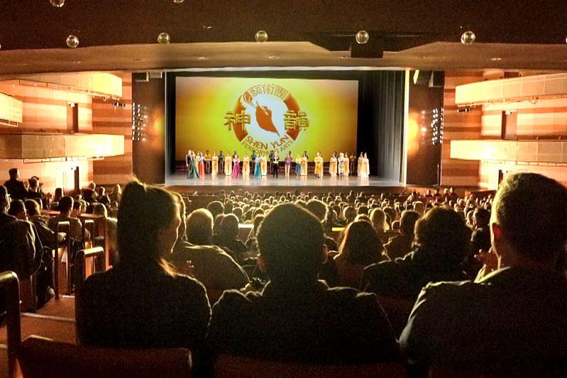  Shen Yun North America Company u prepunoj dvorani u kazalištu George S. and Dolores Doré Eccles u Salt Lake Cityju, Utah, navečer 25. veljače. Trupa je predstavila šest predstava u Salt Lake Cityju od 21. do 25. veljače. (The Epoch Times)